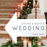 Pancarte Mariage de cette façon flèche minimaliste Yard<br><div class="desc">Mariage en forme de flèche de cette façon signe personnalisé avec arrière - plan blanc et typographie moderne est idéal pour faire connaître à vos invités où est le mariage. Ce signe Mariage est DOUBLE-SIDED, de sorte que la flèche peut pointer à la fois à droite et à gauche. Le...</div>