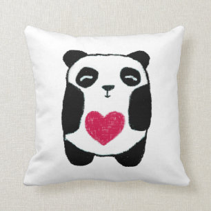 Panda avec un coussin de coeur