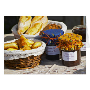 Panier avec croissants et pains au chocolat.