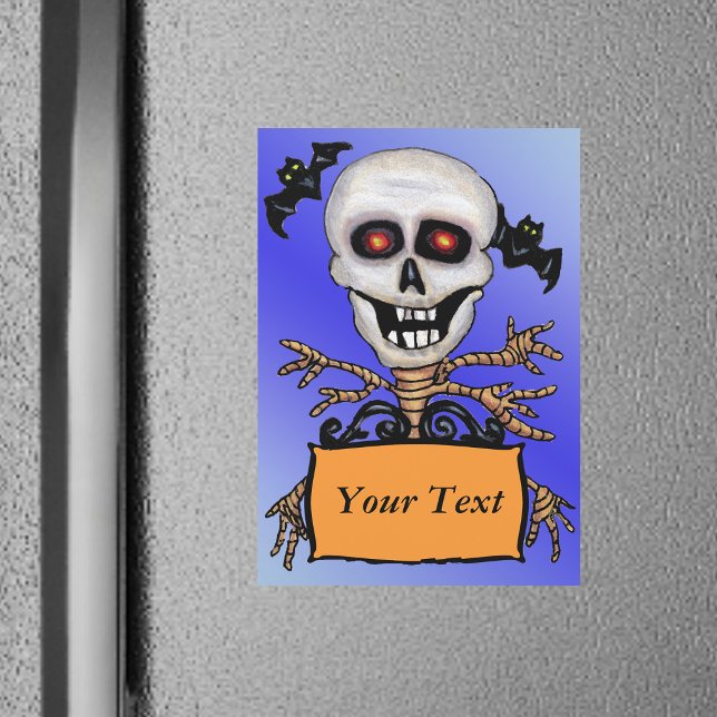 Panneau d'avertissement de l'arbre de crâne effray (Fun spooky skeleton red eyes holding orange sign with flying bats overhead on blue magnetic card.)