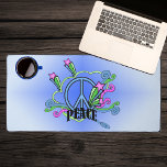 Panneau de Paix Bleu Bleu De Couleur Claire Parlan<br><div class="desc">Ce tapis de bureau a un design abstrait de signe de paix bleu de couleur vive avec des rouleaux verts et bleus et des étoiles de tournage rose avec le texte Paix sur fond foncé à arrière - plan bleu clair.</div>