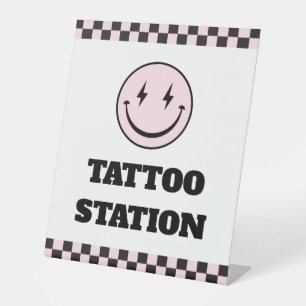 Panneau d'une joyeuse station de tatouage rose Bab