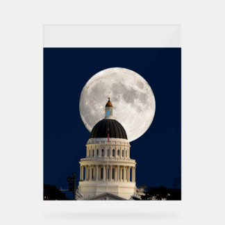 Panneau En Acrylique Carte postale de la pleine lune derrière le bâtime
