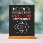 Panneau En Acrylique Geek de la science de chimie enseignant Gag<br><div class="desc">Chimie Enseignant Science Geek Gag signe. Parfait pour les professeurs de chimie ou les professeurs qui ont aussi un bon sens de l'humour. Grand cadeau d'anniversaire avec des éléments de table périodique - "Think Like A Proton. Restez positif"</div>