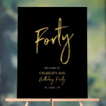 Panneau En Acrylique Gold & Black Quarty 40th Birthday Party Welcome<br><div class="desc">Bienvenue à votre invité avec ce signe d'anniversaire moderne. Ce panneau présente un script simple "Quarante" et "40ème Anniversaire Party" en or et noir. Vous pouvez customiser le nom et la date. Les invitations et les fournitures de fête correspondants sont disponibles dans ma boutique BaraBomDesign.</div>