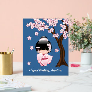 Panneau En Acrylique Kimonon rose Kawaii Poupée Kokeshi sur fond bleu