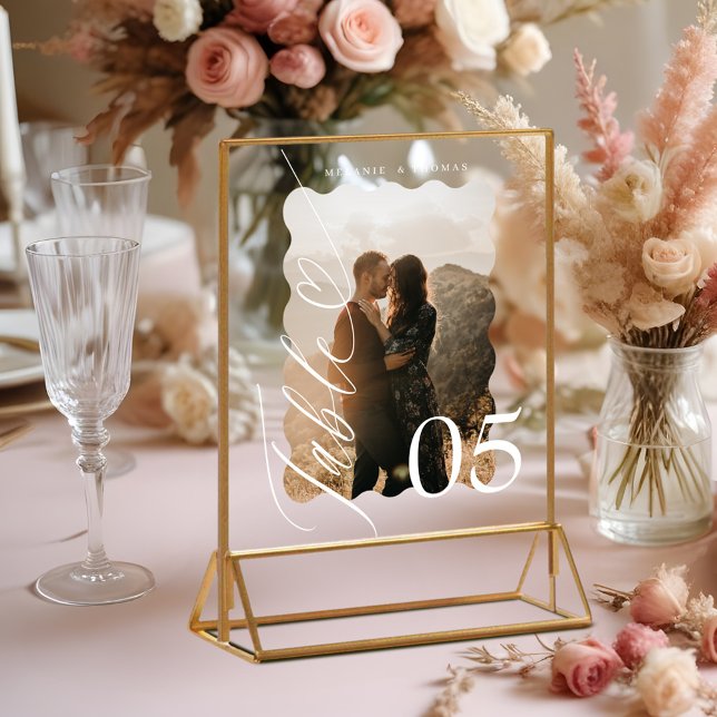Panneau En Acrylique Mariage photo Wavy Script Heart Numéro de table (Heart Script Wavy Photo Wedding Table Number Acrylic Sign)