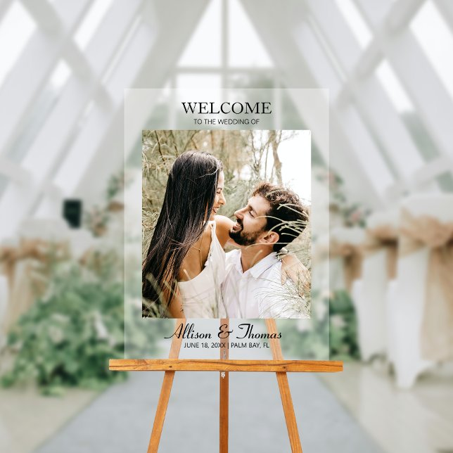 Panneau En Acrylique Photo Mariage moderne Bienvenue Blanc (Make a dazzling entrance and warmly greet guests with our captivating photo acrylic wedding sign!)