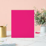 Panneau En Acrylique un arrière - plan rose avec une bordure noire<br><div class="desc">Le design est un grand carré bleu,  qui semble être un ciel clair et lumineux. La couleur du ciel est d'un bleu profond,  ce qui lui donne un aspect vibrant et vivant.</div>