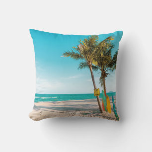 Panneaux de surf sur la plage lancer oreiller