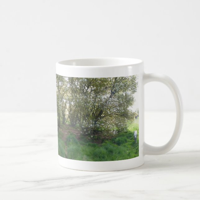 Panoramique Raisin Tree Blossoms avec chien Mug (Droite)