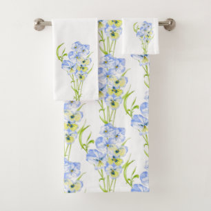 Pansies bleues Icy sur un ensemble de serviettes d