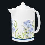 Pansies bleues Icy sur une théière<br><div class="desc">Le design de ce produit est basé sur une peinture de Icy Blue Pansies par moi. Avec son esthétique cool,  il a été formaté pour apporter un soulagement visuel aux gens en été chaud. Les panneaux sont saisonniers,  mais maintenant avec ce produit vous pouvez savourer leur beauté toute l'année.</div>
