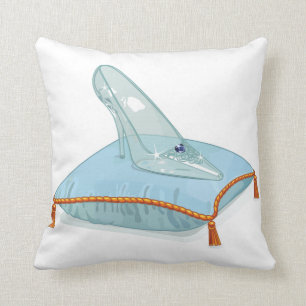 Pantoufle en verre sur un coussin