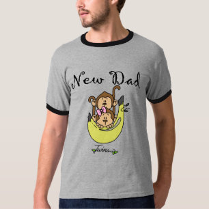 Papa des jumeaux garçon et les T-shirts et les