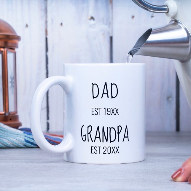 Papa et nouveau grand-père EST 20XX Mug (Créateur téléchargé)