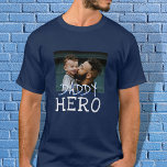 Papa Hero Typographie blanche Papa Photo T-shirt<br><div class="desc">Papa Héros Typographie Blanche Papa Photo T-Shirt. Le texte est en caractères blancs simples dessinés à la main. Ajoutez votre photo. Tu peux changer papa,  papa,  papa,  pap, ... </div>