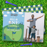 Papa, tu es un trou dans un Carte photo de Fête de<br><div class="desc">Célébrez la Fête des pères dans le style avec ce carte photo à thème de golf branché. Le design est facile à personnaliser avec votre propre photo et libellé et votre père sera ravi quand il recevra cette carte super cool.</div>