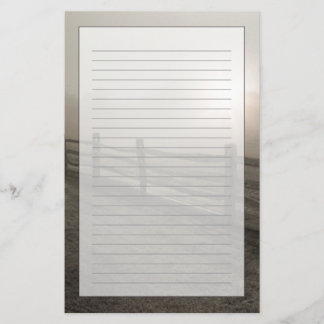 Papeterie Barrière et rayon de soleil par le brouillard près