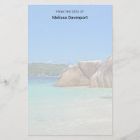 Belle mer tropicale avec une plage rocheuse