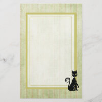 Chat noir élégant sur un Arrière - plan rayé défra