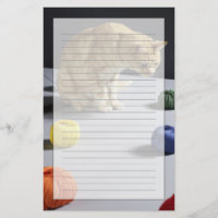 Chat tigré de gingembre se reposant sur la table
