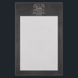 Papeterie Coral Chalkboard Script Plage Mariage<br><div class="desc">Pêche de corail frais et texte de tableau noir blanc avec un arrière - plan gris ardoise. Célébrez une cérémonie au bord de la mer avec ce palmier cool et un look craie blanc dessiné. Jolie atmosphère rustique vintage lors d'un mariage sur la plage. Copyright de conception © CustomInvitesOnline.com</div>