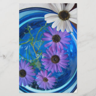 Papeterie Fleurs dans Piscine Bleue