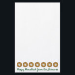 Papeterie Latkes Happy Hanoukka Chanukah Jours fériés juifs<br><div class="desc">La papeterie présente une illustration originale de délicieuses crêpes de pommes de terre au latke surmontées de crème aigre. Parfait pour envoyer la lettre annuelle Hanoukka ! Cette illustration de Chanukah est également disponible sur d'autres produits. Ne vois-tu pas ce que tu cherches ? Vous avez besoin d'aide pour la...</div>