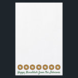 Papeterie Latkes Happy Hanoukka Chanukah Jours fériés juifs<br><div class="desc">La papeterie présente une illustration originale de délicieuses crêpes de pommes de terre au latke surmontées de crème aigre. Parfait pour envoyer la lettre annuelle Hanoukka ! Cette illustration de Chanukah est également disponible sur d'autres produits. Ne vois-tu pas ce que tu cherches ? Vous avez besoin d'aide pour la...</div>