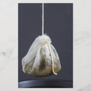 Papeterie Le sachet de thé est suspendu dans une tasse