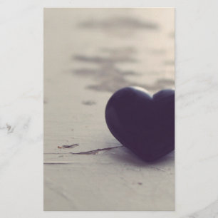 Papeterie Lonely Purple Stone Heart sur une plage de sable b