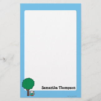 Papeterie Maisy lit son livre de bibliothèque à l'extérieur