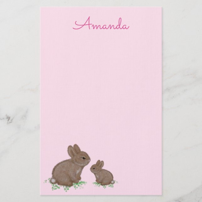 Papeterie Maman et bébé lapin mignons dans du trèfle rose (Devant)