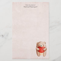Ours en peluche mignon portant un coeur rouge