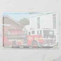 Pompe à incendie devant la caserne de pompiers