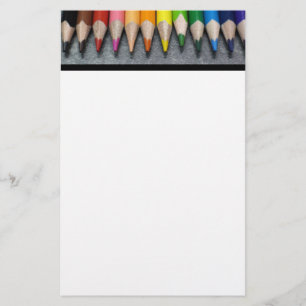 Papeterie Une rangée de crayons colorés.