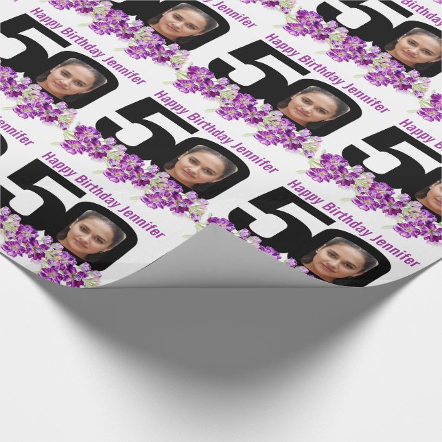 Papier Cadeau 50e anniversaire photo fun mono et fleurs violette (Coin)