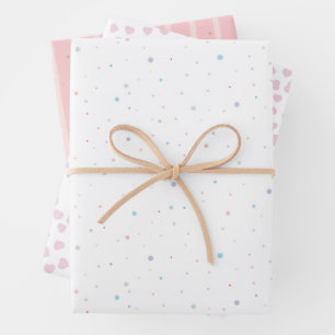 Papier cadeau à feuilles avec coeurs dorés roses