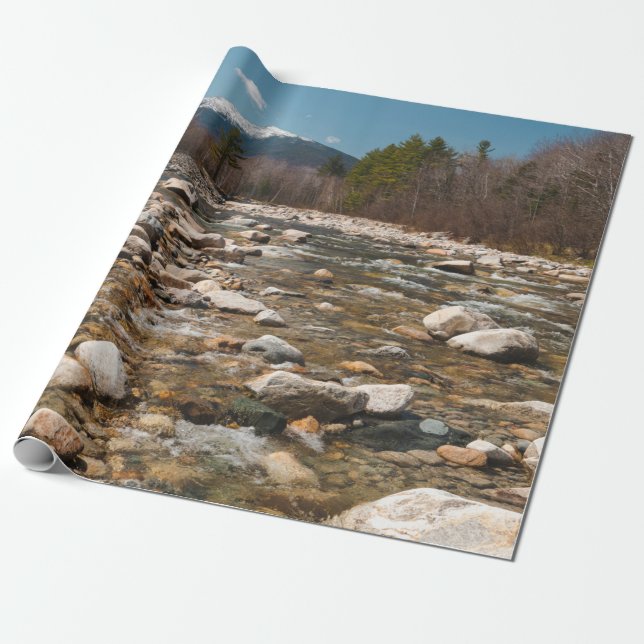 Papier Cadeau A running stream river with clear water flowing wi (Déroulé)
