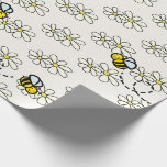 Papier Cadeau Abeille jaune miel et motif de marguerite blanche<br><div class="desc">Ce papier d'emballage mignon présente un fond crème / blanc avec des motifs d'abeilles à miel / abeilles bourdon et des marguerites blanches. Changez la couleur de fond et personnalisez selon vos besoins. Vous pouvez trouver plus de produits assortis dans ma boutique.</div>