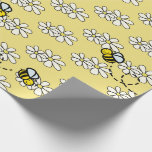Papier Cadeau Abeille jaune miel et motif de marguerite blanche<br><div class="desc">Ce papier d'emballage mignon présente un fond jaune moutarde clair avec des motifs d'abeilles à miel / abeilles bourdon et de marguerites blanches. Changez la couleur de fond et personnalisez selon vos besoins. Vous pouvez trouver plus de produits assortis dans ma boutique.</div>