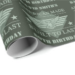 Papier Cadeau American Made 80th Birthday<br><div class="desc">Un design unique de fête du 80e anniversaire pour les hommes et les femmes dans l'armée,  les républicains,  ou tout patriotique américain. Cette conception a un aigle,  des étoiles,  des rayures dans différentes nuances de vert militaire. Personnalisez-le en customisant le nom de la personne qui fête l'anniversaire !</div>