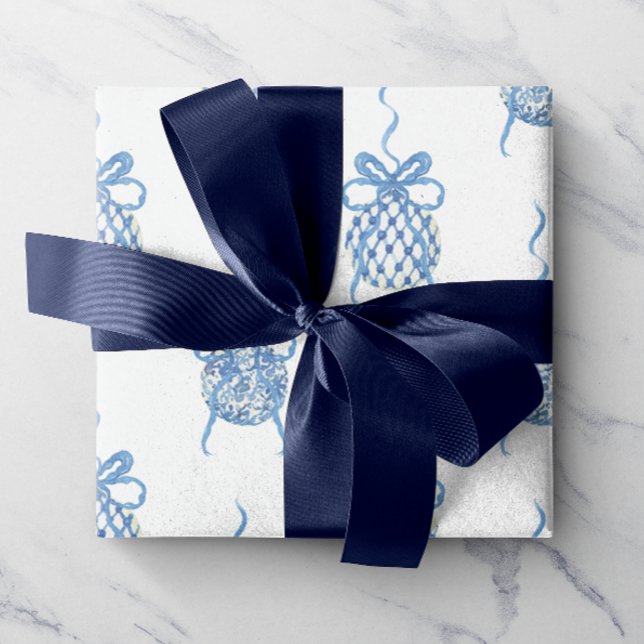 Papier Cadeau Aquarelle Chinoiserie Bleu ornements de Noël (Chinoiserie blue watercolor ornaments add a festive flair to any gift!)