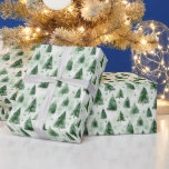 Papier Cadeau Arbres de Noël verts sur vert pâle<br><div class="desc">De beaux arbres de Noël verts dans un cadre verdoyant et enneigé</div>
