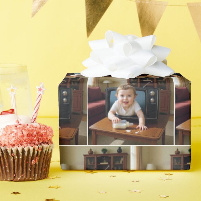 Papier Cadeau Baby Crawling Out of a Retro Television (Fête d'anniversaire)