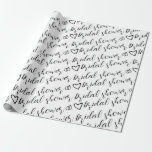 Papier Cadeau Bagues de cœurs romantiques motif noir douche de m<br><div class="desc">Jolies et romantiques cœurs et bagues noirs douche de mariée</div>