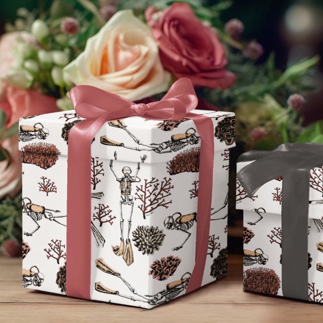 Papier Cadeau Baignade Scuba Diver Skeletons et Coral (Hand-Drawn in Black Ink, Skeleton Scuba Divers Swim among Red Corals on an Elegant White Background.)