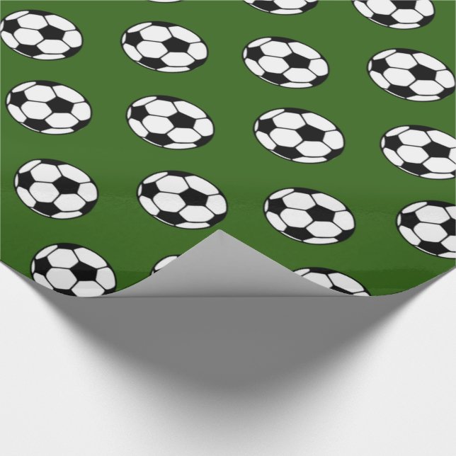 Papier Cadeau Ballons de football noirs et blancs sur le vert (Coin)