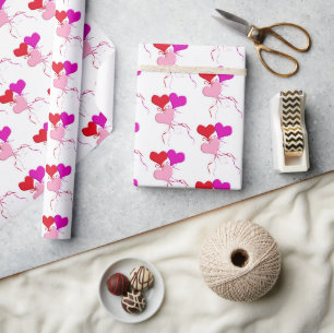 Papier Cadeau Ballons en forme de coeur roses et rouges sur fond
